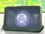 【マツダコネクト】車内の雰囲気にマッチした一体型タイプのディスプレイ。各種車輌設定やBluetooth再生等、様々な機能が楽しめます。専用SDカードのご購入で、ナビ機能も使用出来ます。