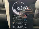【オートエアコン】一度お好みの温度に設定すれば、車内の温度を検知し風量や温度を自動で調整。暑い&hellip;寒い&hellip;と何度もスイッチ操作をする必要はありません。快適な車内空間には必須の機能ですね♪