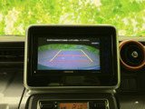 後方確認をサポートするモニターで、運転の安全性を高めます。駐車時や狭い道での運転も安心です。視認性の高い画面で、後方状況をしっかり確認できます。