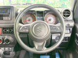 インテリアに合わせたデザインのステアリングは、運転される方のことも考え、運転しやすい形状、大きさです。是非一度、実際に触ってお確かめください。
