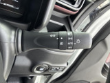 操作しやすいウインカーレバーで、スムーズな車線変更をサポート。直感的に操作できるので、運転に集中できます。安全運転に貢献します。