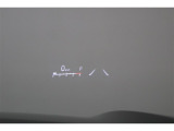 ヘッドアップディスプレイ(HUD)です。運転に必要な情報をフロントガラスの視野内に投影することで視線を外さず確認できます。視線移動や焦点調節が少なくて済むので安全性の向上に貢献します。