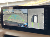 後方の状況を画面で確認できるバックモニター。狭い道や駐車時の安全性を高めます。