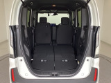 シートを倒せばラゲッジスペースも広々。BBQやゴルフなど様々な用途で活躍します。アクティブに動かれるお客様には強い味方です