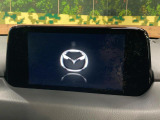 【8インチマツダコネクト】車内の雰囲気にマッチした大型のディスプレイ。スマホ接続でのナビ使用やBluetooth再生等、様々な機能が楽しめます。直感的なダイヤル操作が可能で、使い勝手も良好です。