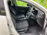 広々とした室内空間。運転席からの視界も広く、運転操作もスムーズに行えます。シートの形状も良く、長距離運転でも疲れにくいでしょう。