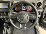 握りやすいステアリングで、快適な運転姿勢をサポート。操作性にも優れ、運転する楽しさをより一層高めます。