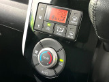 【オートエアコン】一度お好みの温度に設定すれば、車内の温度を検知し風量や温度を自動で調整。暑い&hellip;寒い&hellip;と何度もスイッチ操作をする必要はありません。快適な車内空間には必須の機能ですね♪