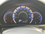 視認性の高いメーター類が、運転に必要な情報を的確に伝えます。夜間でも見やすく、安全運転をサポート。落ち着いたデザインも魅力です。