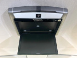 【フリップダウンモニター】大画面モニターで後席でもエンタメをお楽しみいただけます。小さなお子様にも大人気の装備です♪