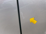 運転席ドアにキズがあります。