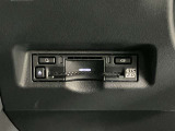 高速道路で便利な【ETC2.0】を装備しています。光ビーコン搭載で渋滞情報などナビゲーションと連動することで機能も充実いたします。他、観光施設に立ち寄るための高速料金割引サービス等もございます。
