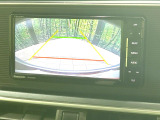 【バックカメラ】駐車時に後方がリアルタイム映像で確認できます。大型商業施設や立体駐車場での駐車時や、夜間のバック時に大活躍!運転スキルに関わらず、今や必須となった装備のひとつです!