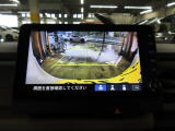 バックカメラの画像です。ガイドラインがスムースな車庫入れをサポートいたします。車庫入れの安心感がアップしますね。