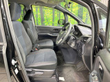 運転席まわりには十分なスペースがあり、大柄な方でもゆったり運転していただける環境です。