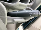 操作しやすい位置に配置されたウインカーレバー。直感的に操作でき、安全な車線変更をサポートします。スムーズな操作感で、運転に集中できます。