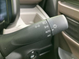 操作しやすい位置に配置されたウインカーレバー。確実な操作感で、安全運転をサポートします。オート機能も便利です。