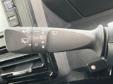 雨天時でもクリアな視界を確保できるワイパーレバー。運転の安全性を高めます。