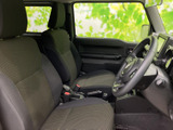 運転席周りはシンプルで機能的。視界が広く、運転に集中できます。シート形状も座り心地を重視した設計です。