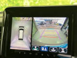後方確認をサポートするモニター画面。駐車時の安全性向上に貢献し、狭い場所でもスムーズな操作を可能にします。