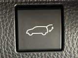 【パワーバックドア】スマートキーや運転席のボタンを押すだけでリアゲートが自動で開閉します!荷物を持っている時や、高い位置にあるバックドアを閉める際に便利な機能です♪