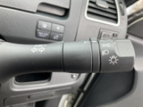 操作しやすいウインカーレバーで、安全な車線変更をサポート。周囲への注意喚起を確実に行えます。