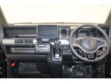 操作性に優れた運転席となります!小物入れや各ボタンの配置にこだわり、使いやすいです!座り心地もよく視認性も良好なのでロングドライブもお任せ下さい!