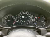 視認性の高いメーター類により、運転に必要な情報を正確に把握できます。明るくクリアな表示で、夜間走行も安心して運転できます。洗練されたデザインも魅力です。