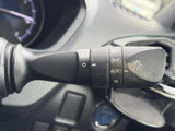 操作しやすいウインカーレバーで、安全な車線変更をサポート。直感的に操作できる設計で、運転に集中できます。確実な操作感も魅力です。