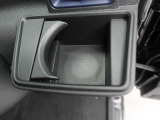 カップホルダーは運転席や助手席からちょうど手の届く位置です!!