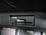 ■高速道路の料金所もノンストレスでスムーズに通過できるETC。スマートなビルトインタイプ!【ETC2.0搭載】※別途登録料がかかります。