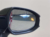 ウインカーミラーにはBSM(ブラインドスポットモニター)を搭載。隣を走る車両が死角に入るとLEDインジケーターを点灯。また、ウィンカーを出すとインジケーターも光って点滅!注意を促してくれます
