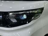 【LEDヘッドライト】悪天候や夜間走行時も良好な視界を確保し安心して運転できる高輝度LEDヘッドライトを装備!点灯速度が早く、消費電力も抑えられています。