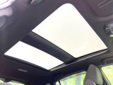 【調光パノラマルーフ】車内の解放感が一気に上がる大型パノラマルーフに調光機能がプラス!日差しが強い時、シェードを閉めなくてもガラスの透明度を調整することで心地よい明るさに♪