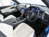 高級感のある美しいインテリアデザインの運転席です。