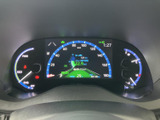 視認性の高いメーターで、運転に必要な情報を的確に把握できます。運転状況に応じて表示が変化し、安全運転をサポートします。