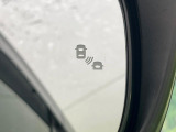 【後方車輛検知】走行中、ドアミラーの死角になりやすい箇所に後続車が接近するとサイドミラー付近に警告を表示、ドライバーに注意喚起をしてくれます。