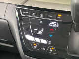 【オートエアコン】一度お好みの温度に設定すれば、車内の温度を検知し風量や温度を自動で調整。暑い&hellip;寒い&hellip;と何度もスイッチ操作をする必要はありません。快適な車内空間には必須の機能ですね♪