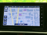 見やすい地図表示で、目的地まで迷うことなく到着できます。運転に集中できる環境が整っています。