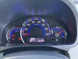 視認性の高いメーター類は、運転に必要な情報を的確に伝えます。運転状況を把握しやすく、安全運転をサポートします。