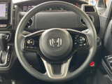 握りやすいステアリングは、運転操作をスムーズに行えます。ハンドリング性能を高め、快適なドライビングを実現します。