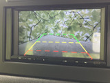 狭い道や駐車時も安心。後方の状況を画面で確認できるので、安全な運転をサポートします。駐車が苦手な方にもおすすめです。