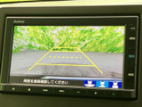 停車中には、映像やテレビ番組をお楽しみいただけます。後部座席での移動時間も快適に過ごせる、便利な機能が備わっています。