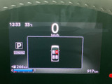 視認性の高いメーター類で、運転に必要な情報を的確に把握できます。運転に集中できる、シンプルで機能的なデザインです。