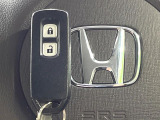 【Hondaスマートキー】カバンやポケットに入れたままでもドアの施錠・解錠が可能なスマートキーを装備。エンジンのオン・オフ時もカギを取り出す必要が無いからとっても便利です♪