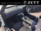 タイトな室内空間がスポーツカーらしさを醸し出しています!