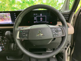 握りやすい形状のステアリングは、操作性も抜群。運転姿勢に合わせた自然な操作感で、快適なドライビングをサポートします。