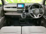 運転席からの視界は広く、操作性も抜群。長距離運転でも疲れにくい、快適な空間をご提供します。