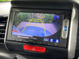 【バックカメラ】駐車時に後方がリアルタイム映像で確認できます。大型商業施設や立体駐車場での駐車時や、夜間のバック時に大活躍!運転スキルに関わらず、今や必須となった装備のひとつです!