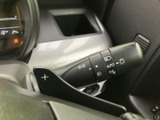 操作しやすい位置に配置されたウインカーレバーは、安全運転をサポートします。確実な操作感で、周囲への意思表示をスムーズに行えます。日常の運転をより快適に。